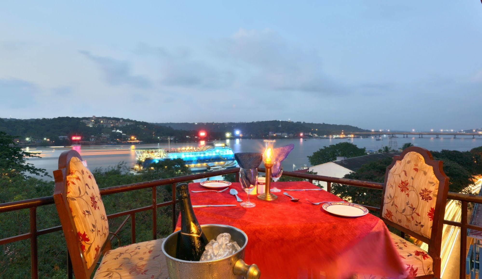 Hotel Mandovi Panaji Esterno foto
