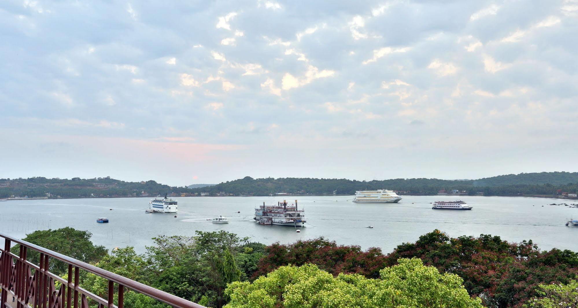 Hotel Mandovi Panaji Esterno foto